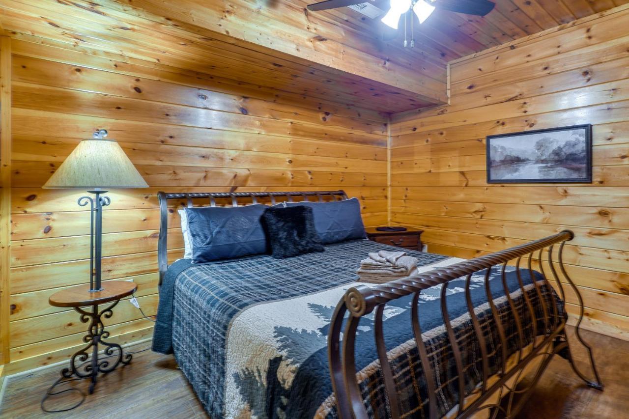 Getaway Private Hot Tub And Fireplace! Holiday home Gatlinburg